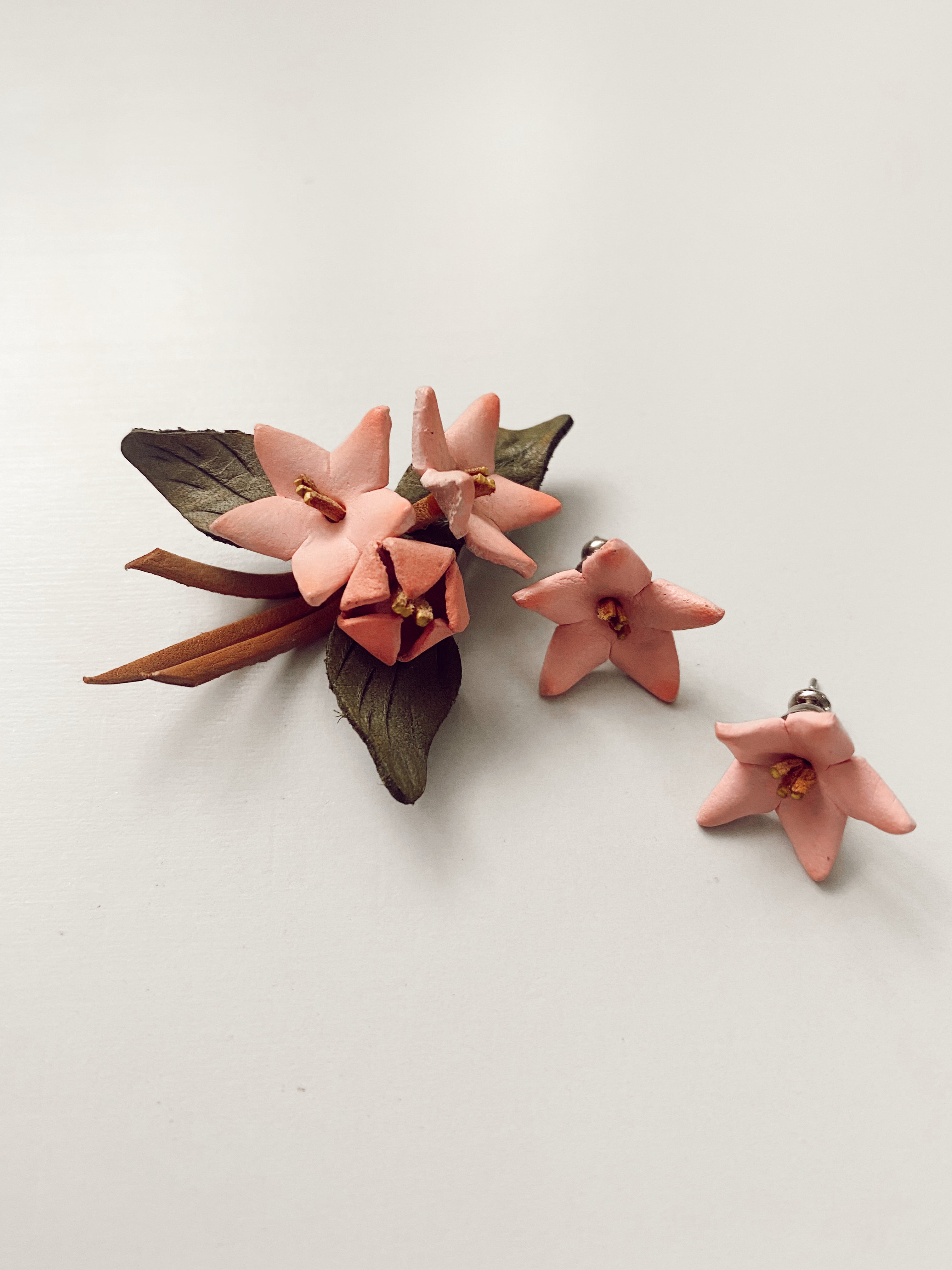 Star Flower Tooled Leather Brooch Set